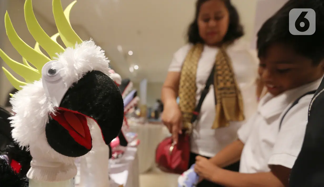 Anak-anak memilih boneka pada Festival Dongeng Internasional Indonesia, Museum Nasional Jakarta, Minggu (3/11/2019). Festival dongeng terbesar di Indonesia yang bertujuan untuk melestarikan tradisi bercerita pada masyarakat mengusung tema Kisah Para Pahlawan. (Liputan6.com/Fery Pradolo)