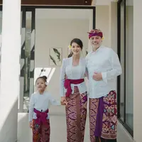 Farah Quinn bersama suaminya, Charles Jost dan Putrinya, Amaira kompak mengenakan pakaian serba putih dan kain khas Bali warna emas keunguan sebagai bawahan saat berada di Bali (@farahquinnofficial)