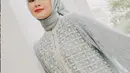 Caitlin Halderman tak kalah anggun dengan hijab pashmina biru pastel yang elegan. Ia mengenakan gaun panjang bertekstur lace dengan motif geometris dan detail sulaman bintang putih yang memberi kesan mewah. Pilihan busana Caitlin memancarkan aura elegan, rapi, dan sangat menawan. (Liputan6.com/IG/@caitlinhalderman)