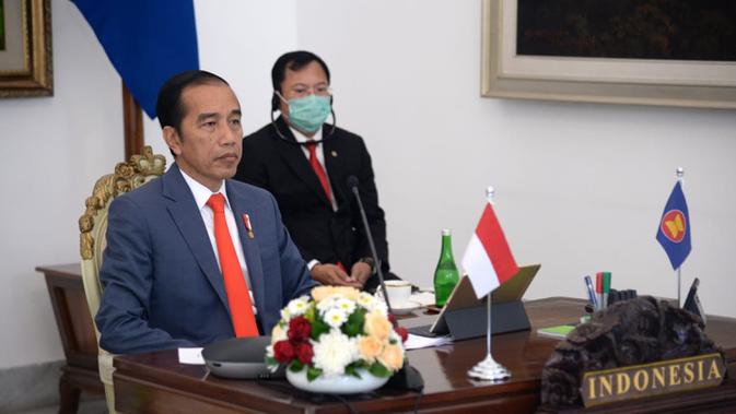 Presiden Joko Widodo (kiri) didampingi Menteri Kesehatan Terawan Agus Putranto saat KTT ASEAN Khusus Tentang COVID-19 secara virtual dari Istana Kepresidenan Bogor, Selasa (14/4/2020). Jokowi mengajak negara-negara ASEAN bersinergi melawan COVID-19. (Foto: Lukas - Biro Pers Sekretariat Presiden)