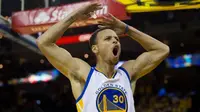 Bintang Golden State Warriors, Stephen Curry, merayakan kemenangan atas Oklahoma City Thunder pada Gim 5 final Wilayah Barat NBA 2016 di Oracle Arena, Oakland, AS, 26 Mei 2016. (Bola.com/Twitter/NBA.com)