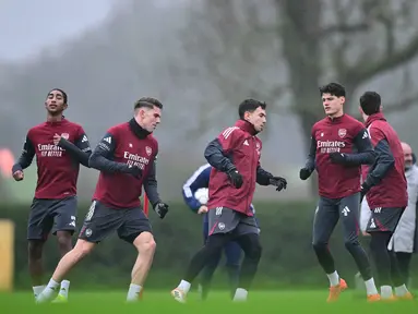 Para pemain Arsenal mengikuti sesi latihan tim di pusat pelatihan Arsenal, London Colney, pada Selasa 27 Januari 2026. Pemuncak klasemen Liga Champions 2025-2026, Arsenal tampak percaya diri ketika akan menjamu Kairat Almaty pada pertandingan krusial yang akan digelar pada Kamis 29 Januari 2026, pukul 03.00 WIB. (Ben STANSALL/AFP)