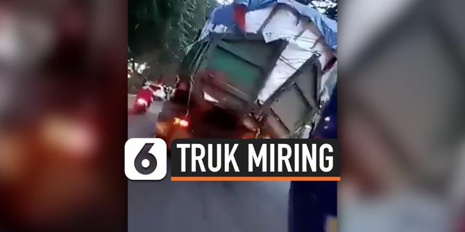 VIDEO: Truk Miring di Jalan Raya Medan Akibat Kelebihan Muatan