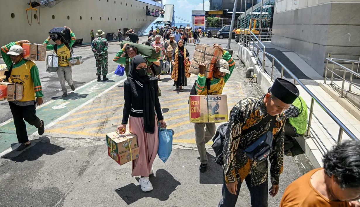 Mereka berbondong-bondong pulang ke kampung halamannya menjelang hari raya Idul Fitri 1445 Hijriah. (JUNI KRISWANTO/AFP)