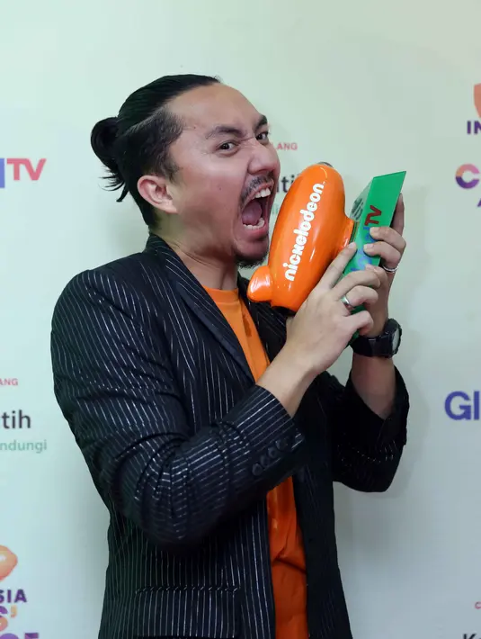 "Kalau dulu anak pertama, istri bangun gue masih bisa ngorok. Tapi sekarang harus bangun. Ketika yang kecil bangun kakaknya juga bangun, otomatis harus dibagi kan. Si kecil sama mamanya, si kakak sama saya," ungkap Ananda Omesh. (Nurwahyunan/Bintang.com)