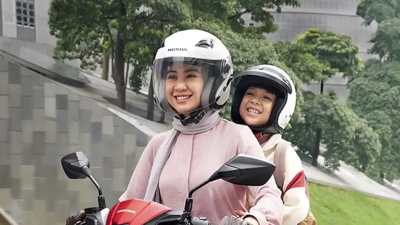 ilustrasi seorang ibu sedang membonceng anaknya berpergian.