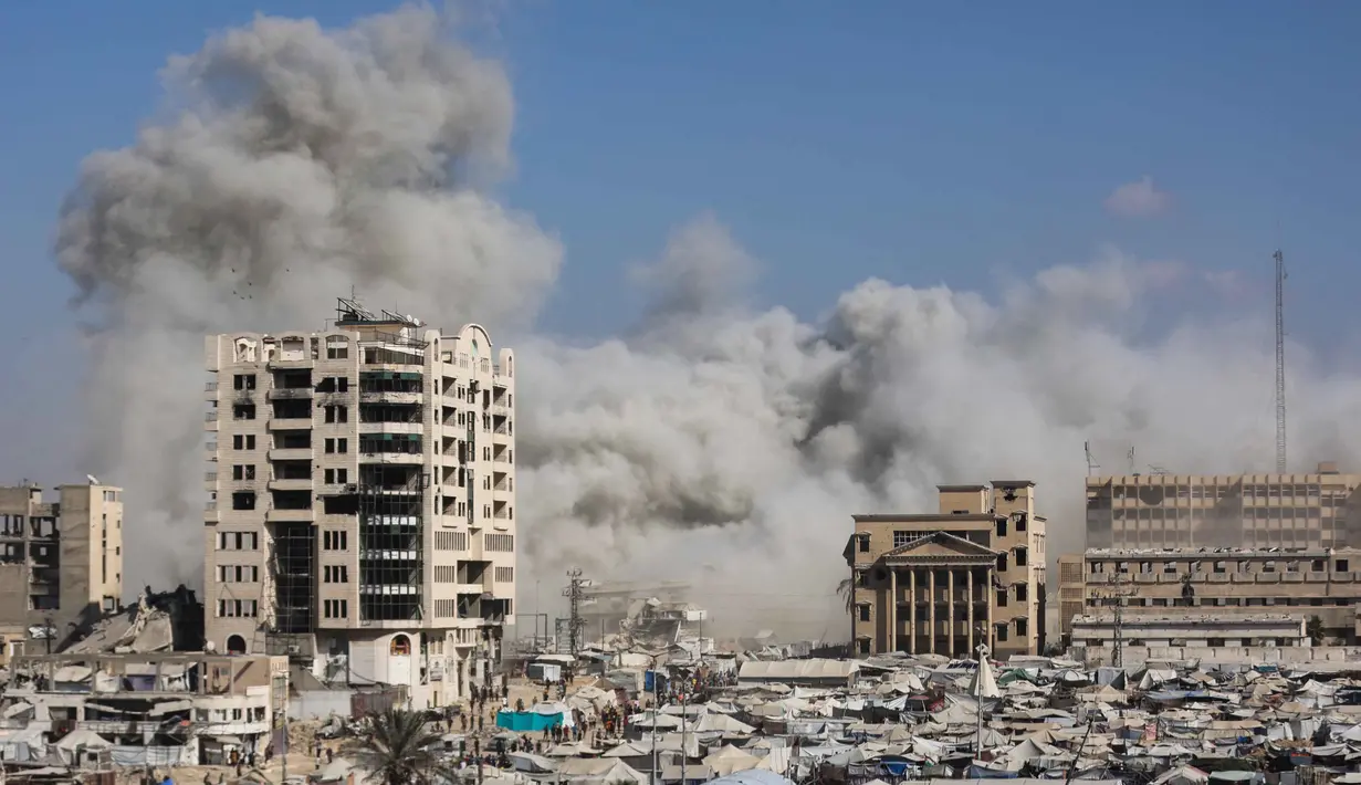 Pejabat pertahanan sipil Gaza melaporkan kehancuran lebih dari 50 bangunan pada Minggu 7 September 2025. Sementara 100 lainnya rusak sebagian, termasuk bangunan bertingkat tinggi yang menampung ribuan penduduk. (Omar AL-QATTAA/AFP)