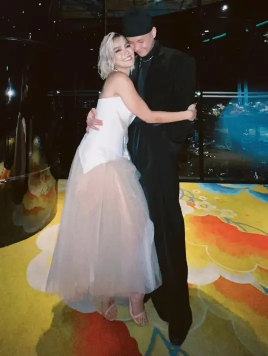 Di foto pertama, Agnez Mo mengenakan strapless gown yang menampilkan bustier satin dan rok tutu panjang.  [@agnezmo]