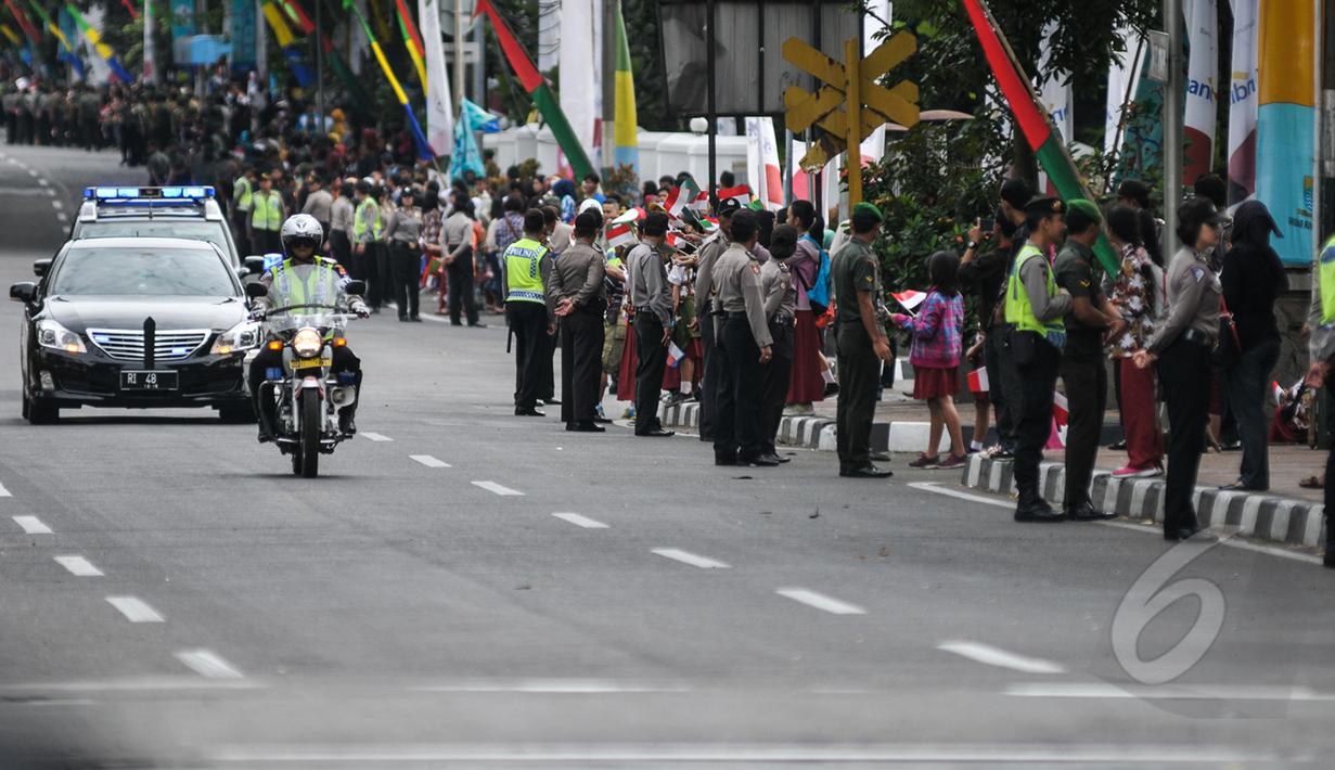 Warga dan pelajar menyambut rombongan Para kepala Negara dan delegasi dari Asia dan Afrika mengikuti 'Historical Walk' dalam rangkaian Peringatan KAA ke-60, di Bandung, Jumat (24/4/2015). (Liputan6.com/Faizal Fanani)