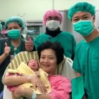 Banyak yang mengira kalau bayi laki-laki tersebut adalah cucu dari sang nenek, padahal itu adalah anak laki-laki yang dilahirkannya secara normal. (Foto: Chang Gung Memorial Hospital Taipei)