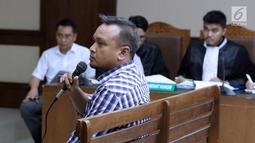 Irvanto Hendra Pambudi menjawab pertanyaan saat menjadi saksi sidang lanjutan dugaan suap proyek Bakamla dengan terdakwa Fayakhun Andriadi di Pengadilan Tipikor, Jakarta, Rabu (19/9). Sidang mendengar keterangan saksi. (Liputan6.com/Helmi Fithriansyah)