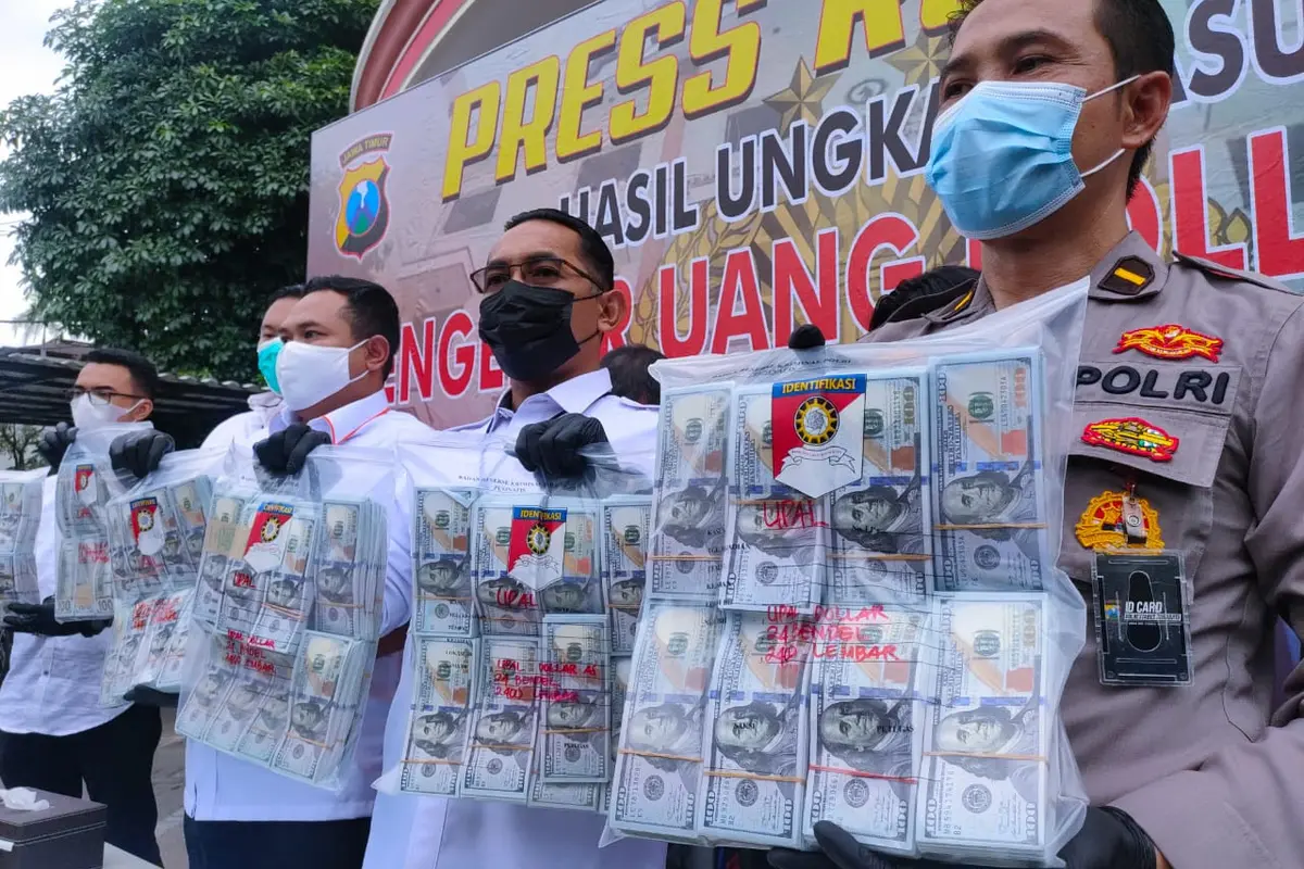 Polisi bongkar peredaran dolar AS palsu. (Dian Kurniawan/Liputan6.com)