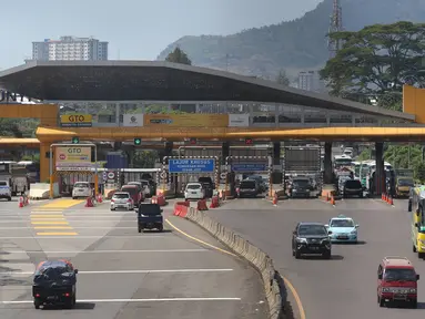 Sejumlah kendaraan memasuki area gerbang Tol Cileunyi, Jawa Barat, Sabtu (2/7). Banyaknya kendaraan yang memilih Tol Cipali sebagai jalur utama, membuat kondisi Tol Cileunyi sepi dari pemudik. (Liputan6.com/Immanuel Antonius)