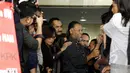 Wakil Ketua Komisi Pemberantasan Korupsi (KPK), Bambang Widjojanto bersalaman dengan para staff,  Jakarta, Selasa (3/2/2015). Bambang Widjojanto memenuhi panggilan pemeriksaan kedua sebagai tersangka di Bareskrim Mabes Polri. (Liputan6.com/Faisal R Syam)