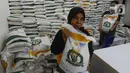 Keluarga penerima manfaat (KPM) membawa bantuan sosial pangan beras saat berlangsung penyaluran di kantor Kelurahan Meruyung, Depok, Sabtu  (11/5/2024). (merdeka.com/Arie Basuki)