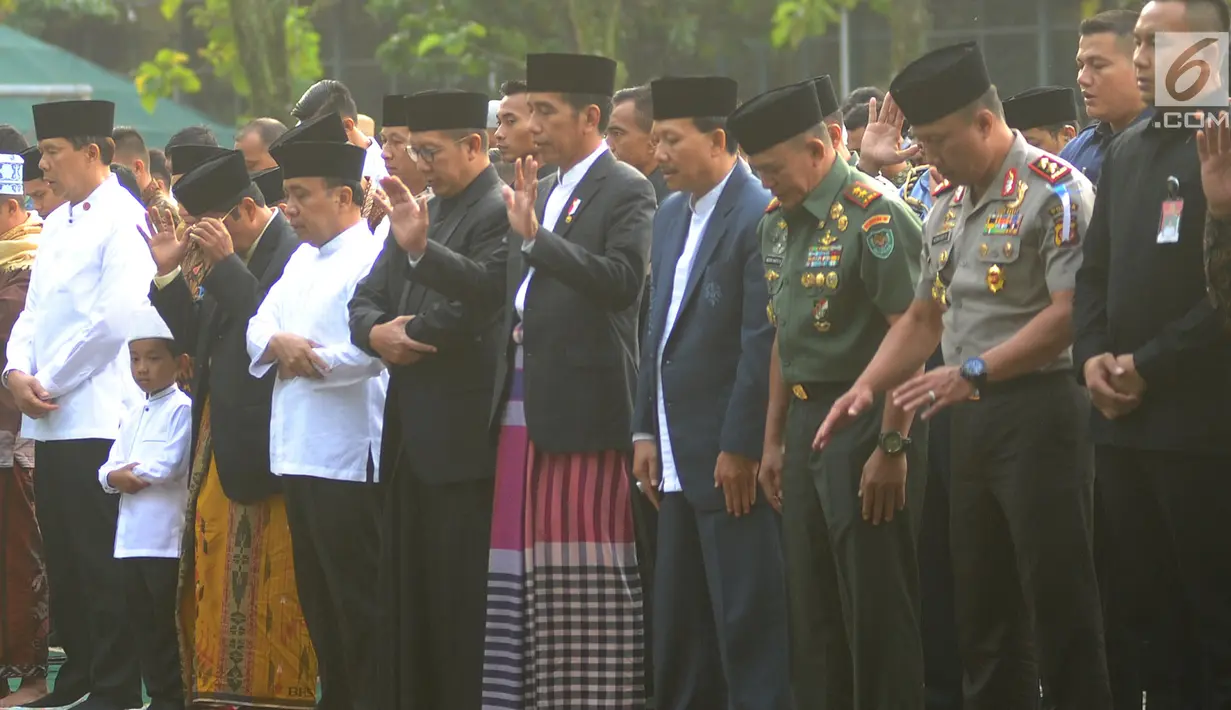 Presiden Joko Widodo melakukan salat id Hari Raya Idul Fitri 1 Syawal 1439 H di di Kebun Raya Bogor, Jumat (15/6). Jokowi salat id bersama Ibu Negara Iriana dan anak keduanya Kahiyang Ayu serta menantunya Bobby Nasution. (Merdeka.com/Arie Basuki)