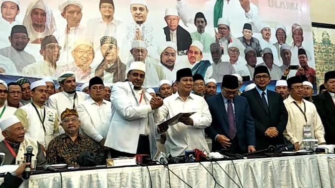 Bakal Calon Presiden Prabowo Subianto menandatangani pakta integritas Ijtima Ulama II (Liputan6.com/ Delvira Chaerani Hutabarat)