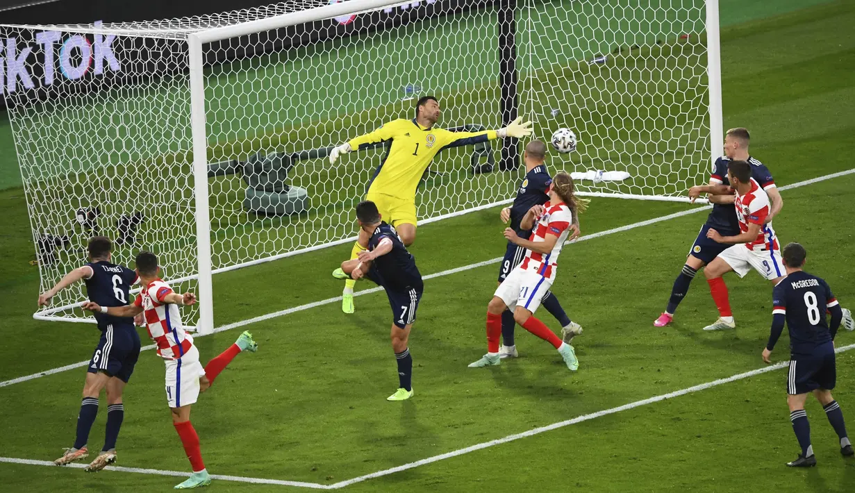 Menit ke-77, Kroasia memberikan pukulan pemungkas. Kali ini giliran Ivan Perisic yang mencetak gol. Eksekusi tendangan bebas Luka Modric berhasil dituntaskan Perisic menjadi gol dengan sundulan. (Foto: AP/Pool/Andy Buchanan)