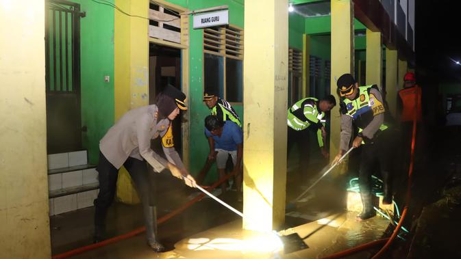 Sukabumi Diterjang Banjir: Sekolah dan Puluhan Rumah Terendam, Polisi Siapkan Tenda Pengungsian