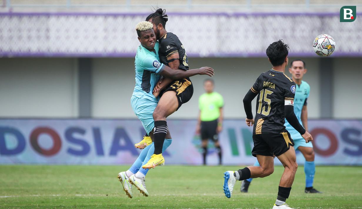 Pemain Dewa United, Ichsan Kurniawan (kedua kanan) bertabrakan dengan pemain Madura United, Hugo Gomes Jaja saat laga lanjutan BRI Liga 1 2022/2023 di Indomilk Arena, Tangerang, Kamis (2/2/2023). (Bola.com/Bagaskara Lazuardi)