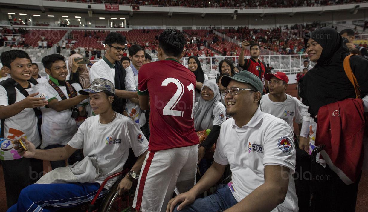 Gelandang Timnas Indonesia, Andik Vermansah, menyapa penonton difabel usai melawan Islandia pada laga persahabatan di SUGBK, Jakarta, Minggu (14/1/2018). Timnas Indonesia kalah 1-4 dari Islandia. (Bola.com/Vitalis Yogi Trisna)