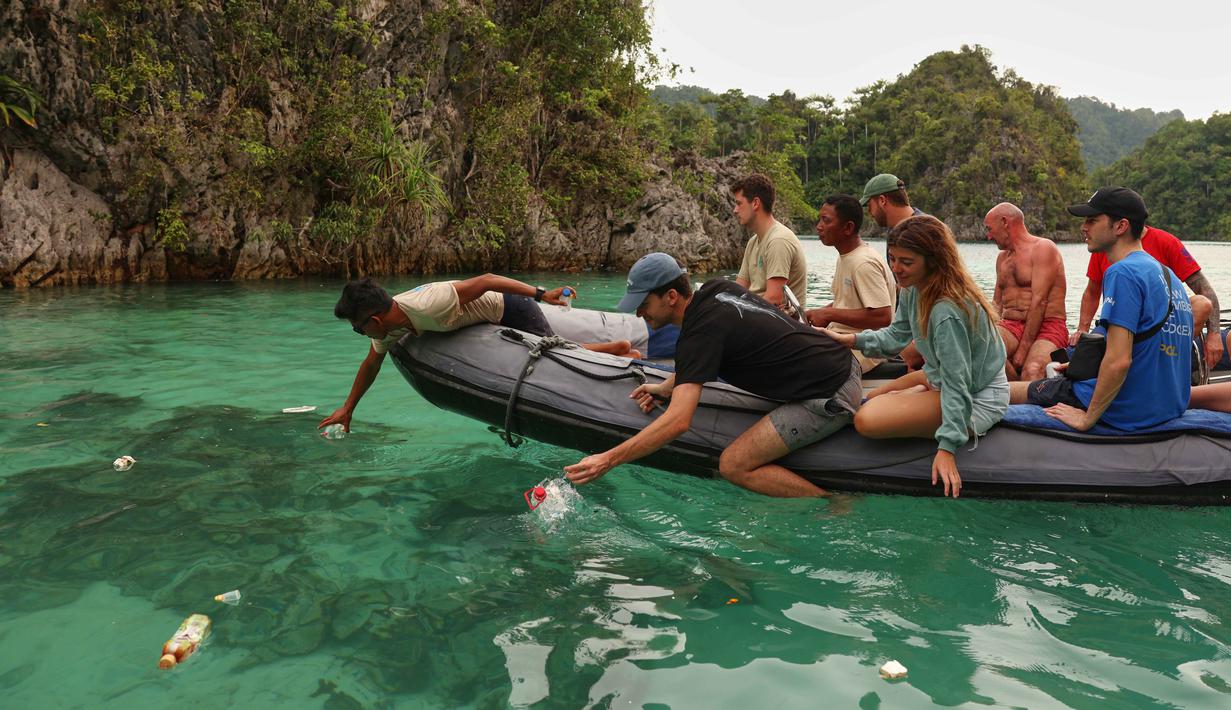 Selain itu, lonjakan wisatawan tanpa pengelolaan berkelanjutan yang ketat juga bisa berimbas pada beban berlebih pada ekosistem rapuh, seperti kerusakan terumbu karang oleh jangkar kapal atau aktivitas diving yang tidak bertanggung jawab. Tampak dalam foto, para wisatawan mengumpulkan sampah plastik dari laut di Misool, Raja Ampat, Papua Barat Daya, Senin, 2 Maret 2026. (AP Photo/Claudia Rosel)