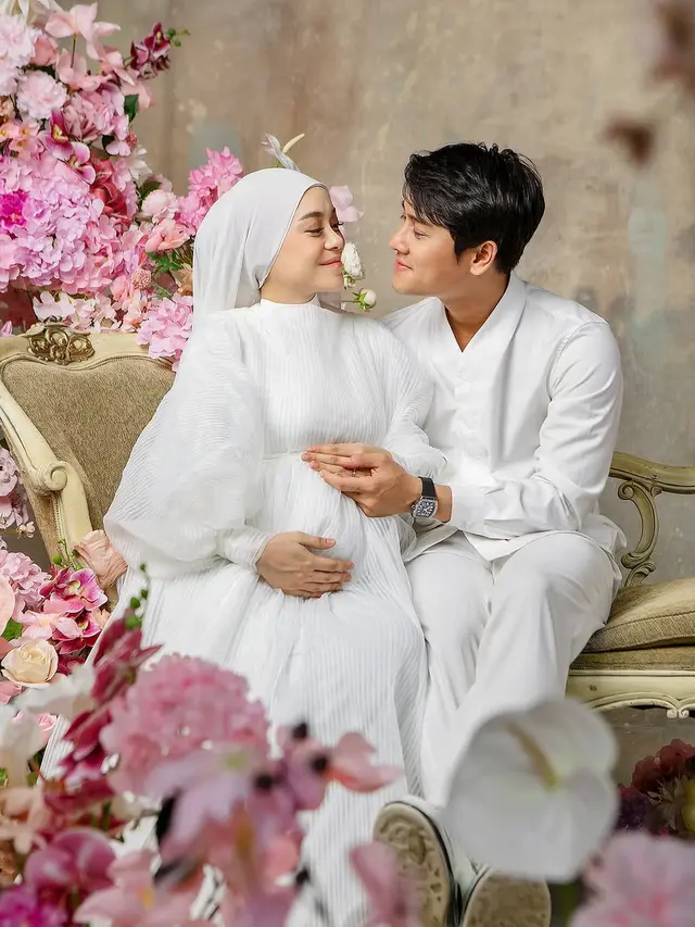 6 Potret Maternity Shoot Lesti Kejora dalam Dua Tema, Putih dan Cokelat yang Elegan