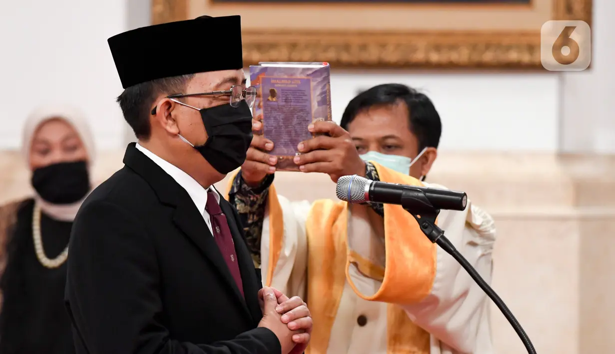 Komisioner KPU I Dewa Kade Wiarsa Raka Sandi mengucapkan sumpah jabatan saat dilantik di Istana Negara, Jakarta, Rabu (15/4/2020). I Dewa Kade Wiarsa Raka Sandi dilantik Jokowi menggantikan Wahyu Setiawan yang tersangkut kasus tindak pidana korupsi. (Antarafoto/Hafidz Mubarak/Pool)