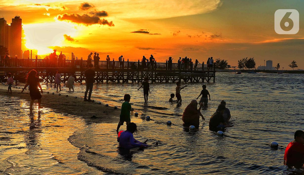 <p>Wisatawan menikmati liburan di pantai di kawasan Ancol, Jakarta, Minggu (8/1/2023). Saat ini kinerja sektor pariwisata dan ekonomi kreatif pada 2023 dihadapkan dengan target yang cukup tinggi. Kunjungan wisman diharapkan mencapai angka 7,4 juta dan wisatawan nusantara mencapai 1,2-1,4 miliar pergerakan. (Liputan6.com/Angga Yuniar)</p>