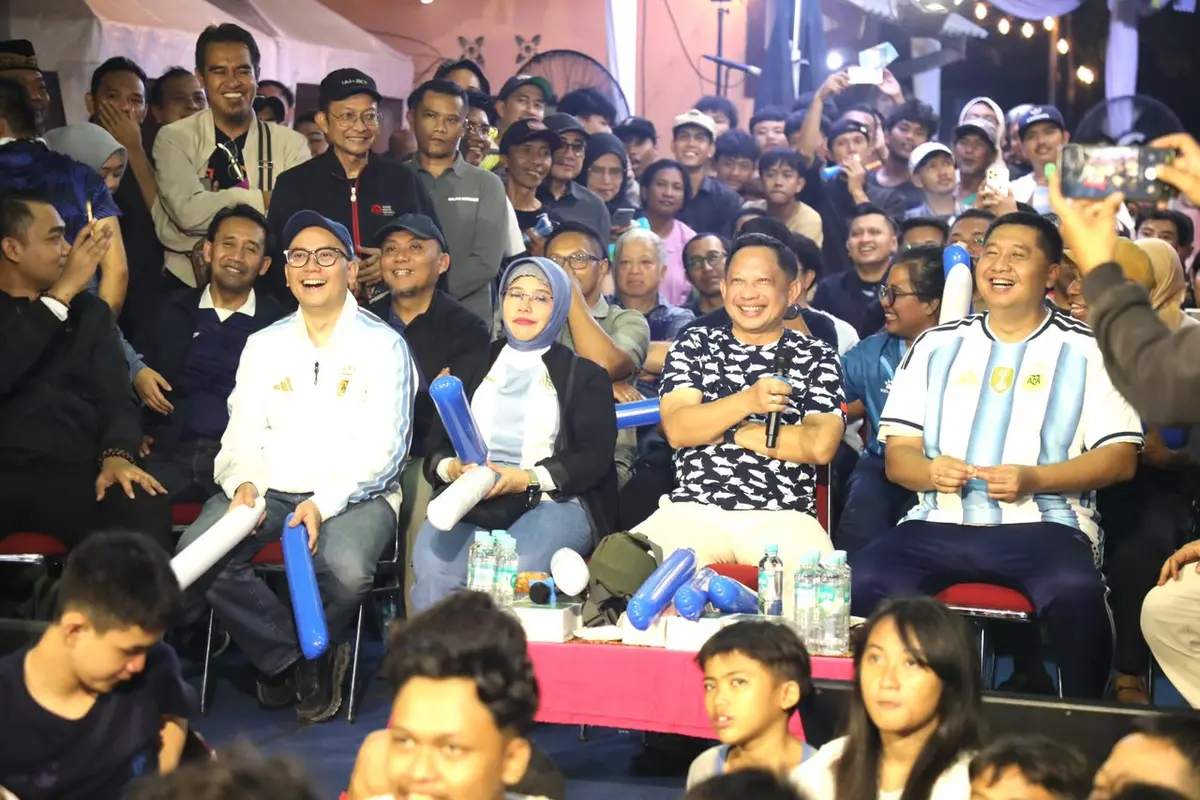 Mendagri bersama warga di kawasan Menteng Tenggulun nobar final Piala Dunia