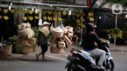 Pedagang menggedong daganganya untuk di jaual berkeliling di Tangerang, Banten, Kamis (2/9/2021). Menteri Koperasi dan UKM Teten Masduki menyampaikan realisasi penyaluran BPUM 2021 sudah mencapai Rp14,21 triliun atau 92,35 persen dari total Rp15,36 triliun. (Liputan6.com/Angga Yuniar)
