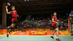 Aksi Tontowi Ahmad/Liliyana Natsir saat berjuang di semifinal bulutangkis Olimpiade Rio 2016 melawan pemain Tiongkok Zhang Nan/Zhao Yunlei, Brasil, Senin (15/8). Tontowi/Liliyana menang dengan 21-16, 21-15. (REUTERS)