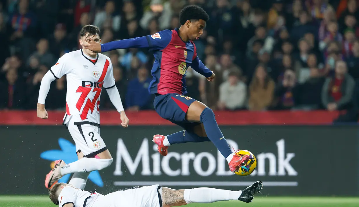 Barcelona sukses menaklukkan Rayo Vallecano 1-0 pada laga pekan ke-24 LaLiga 2024/2025 di Estadi Olimpic Lluis Companys, Selasa dini hari WIB (18/2/2025). (AP Photo/Joan Monfort)