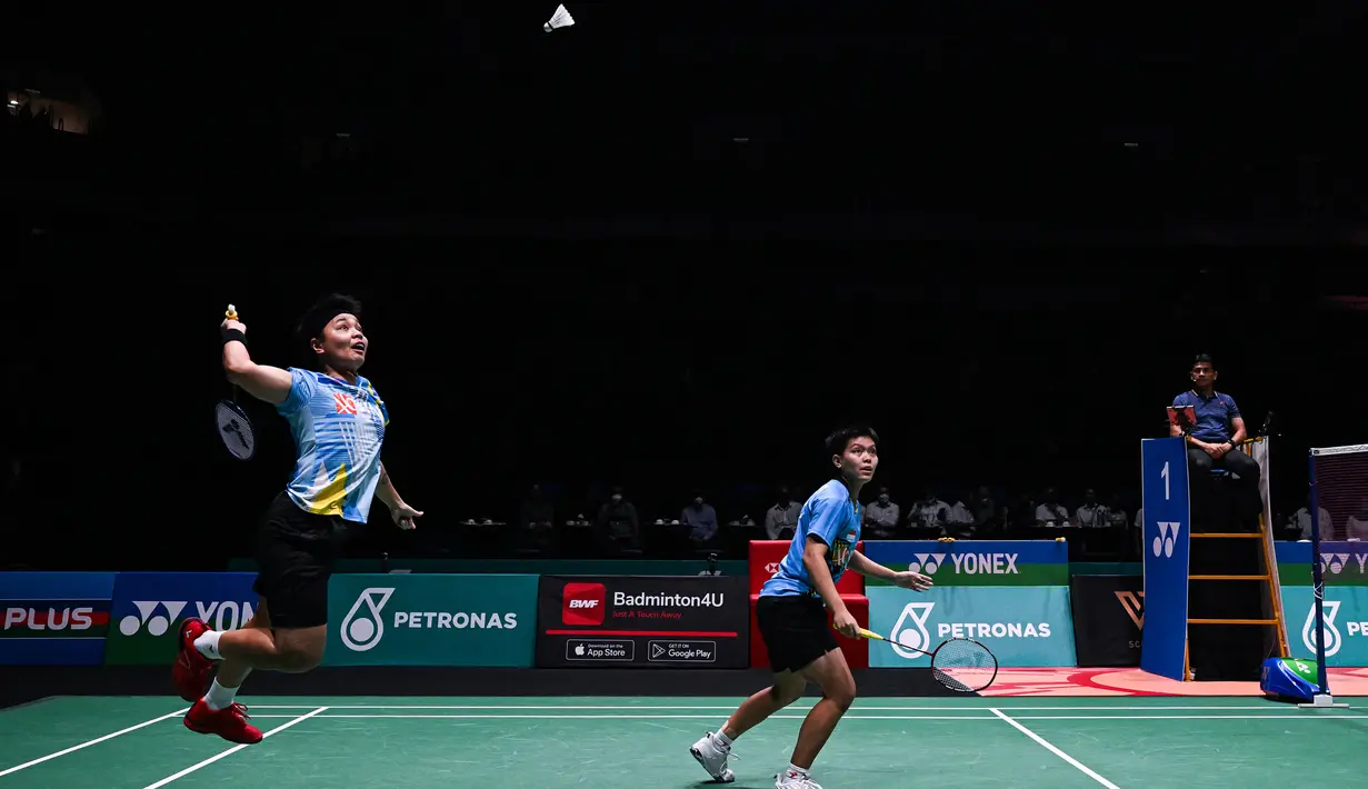 Saat interval game ketiga, Apriyani Rahayu/Siti Fadia unggul tipis 11-10. (AFP/Mohd Rasfan)