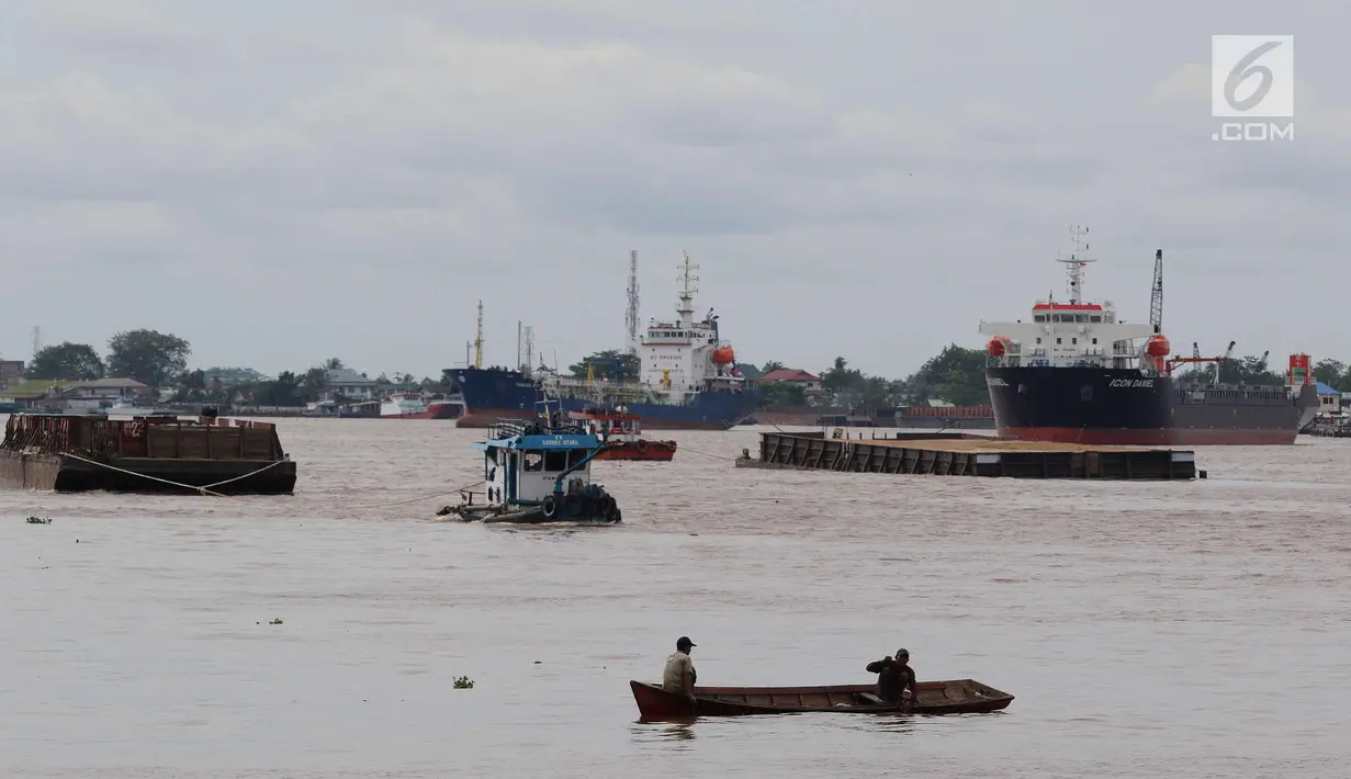 Suasana aktivitas di Terminal Pelabuhan Pontianak, Kalimantan Barat, Rabu (11/4). PT Pelindo II (Persero) hari ini mencanangkan pembangunan Pelabuhan Terminal Tanjung Pura (Terminal Kijing). (Liputan6.com/Johan Tallo)