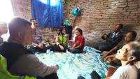 Sumberikah bersama anak anaknya menyambut kedatangan polisi. (Liputan6.com/Arief pramono)