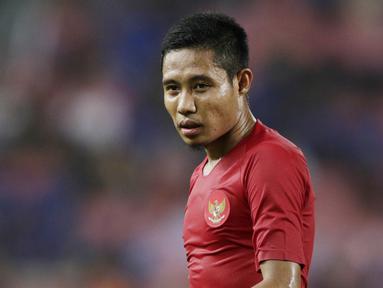 Meski bukan pemain paling senior, pelatih Shin Tae-yong nyatanya menunjuk Evan Dimas sebagai kapten untuk memimpin Timnas Indonesia di ajang Piala AFF 2020. Publik tentu menaruh harapan besar darinya untuk membawa piala pertama di pentas sepak bola Asia Tenggara tersebut. (Bola.com/M. Iqbal Ichsan)