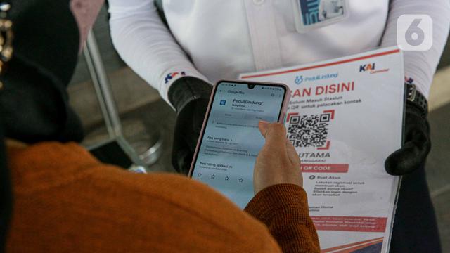 Uji Coba Aplikasi PeduliLindungi di Stasiun KRL