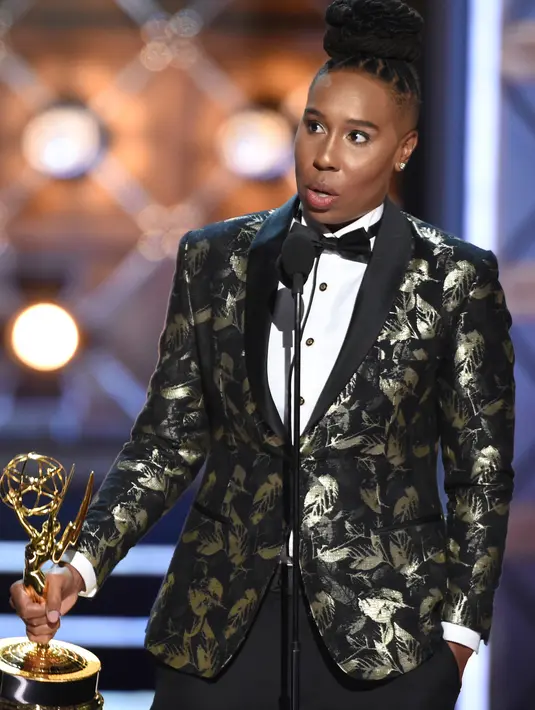 Lena Waithe memberikan pidato kemenangannya di atas panggung Emmy Awards 2017 di Los Angeles, Minggu (17/9). Lena Waithe menjadi perempuan kulit hitam pertama yang meraih Emmy Awards dari kategori Best Comedy Writing. (Phil McCarten/Invision/AP Images)