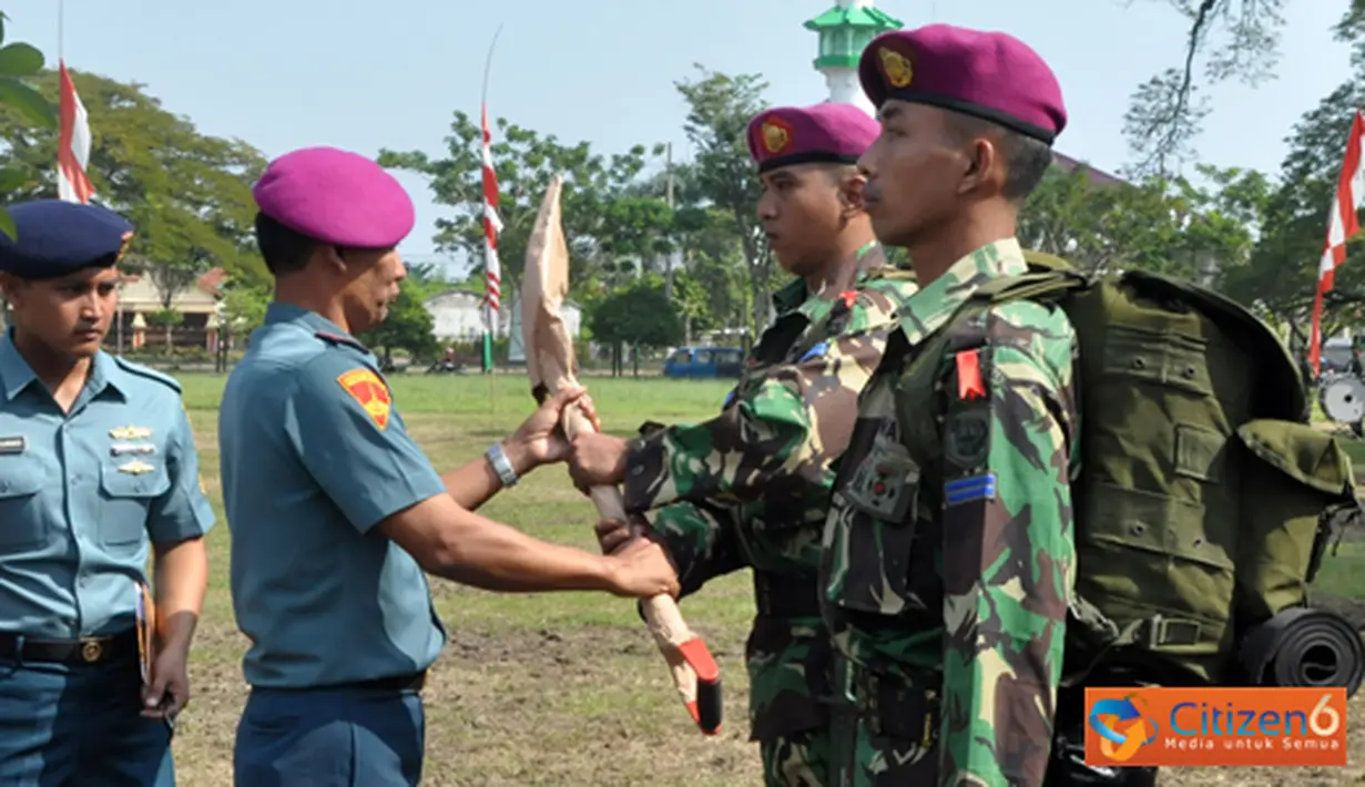 Citizen6, Madura: Wakil Komandan Lantamal V Surabaya Kolonel Marinir I Ketut Suardana buka Tentara Manunggal Masuk Desa (TMMD) ke-88 2012 ditandai penyerahan peralatan sekop dan pohon Rambutan pada, Rabu (23/5). (Pengirim: Budi Abdillah)