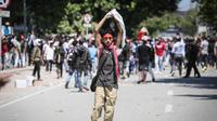 Sebelumnya, ribuan orang yang sebagian besar mahasiswa, turun ke jalan untuk menolak rencana parlemen untuk membeli 65 SUV bagi anggotanya. (VALENTINO DARIELL DE SOUSA/AFP)