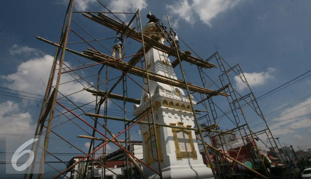Sejumlah pekerja mengerjakan renovasi Tugu,Yogakarta, Rabu (29/6). Pengerjaan renovasi dilakukan untuk memperindah monumen yang menjadi ikon kota Yogyakarta. (Liputan6.com/Boy Harjanto)