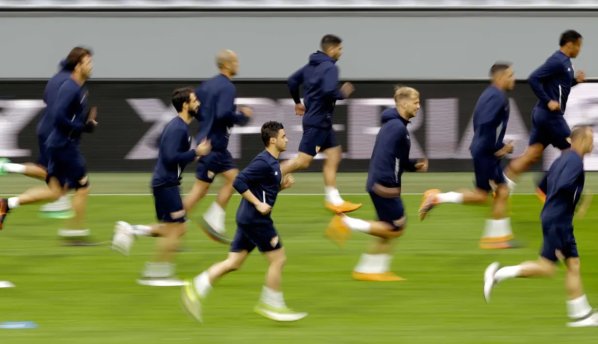 Para pemain Sevilla melakukan pemanasan selama sesi latihan di stadion Allianz Arena di Munich, Jerman, (10/4). Munchen akan bertanding melawan wakil Spanyol, Sevilla pada leg kedua babak perempat final Liga Champions. (AP Photo/Matthias Schrader)