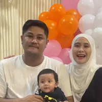 Pasangan selebriti Ryana Dea dan Puadin Redi merasa bersyukur karena putranya sudah disunat saat usia empat bulan. Pemeran Kokom dalam sinetron Dunia Terbalik itu mengaku mau pingsan saat putranya menangis kejer. [Instagram/ryana_dea]