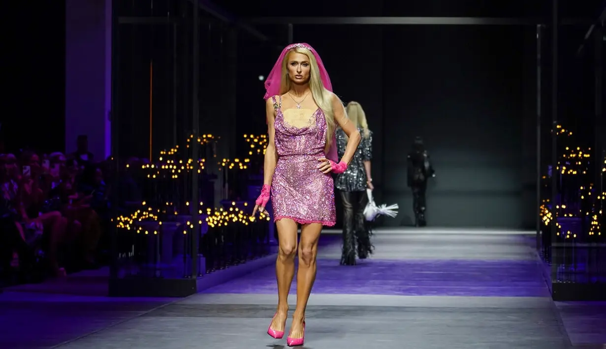 Paris Hilton tampil di fashion show Versace musim semi/panas 2022. (AP Photo/Alberto Pezzali)