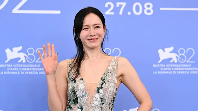 Debut Son Ye Jin di Karpet Merah Festival Film Venesia 2025, Pamer Punggung Berotot