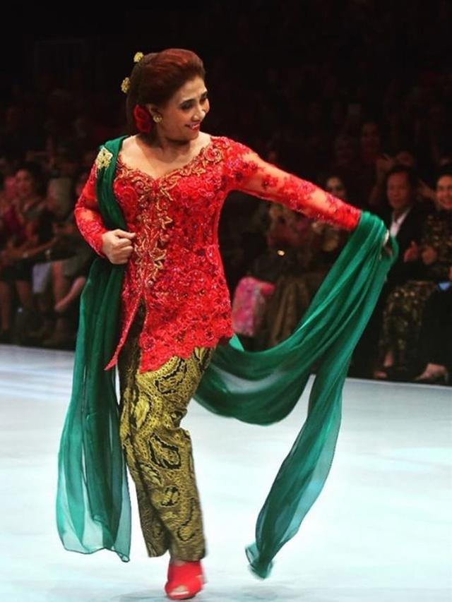 Susi menghadiri acara pagelaran Anne Avantie. © Instagram/susipudjiastuti115