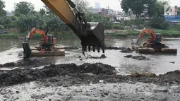 Petugas mengeruk endapan lumpur di Kanal Banjir Barat, Jakarta, Jumat (3/11). Pengerukan juga dilakukan untuk megantisipasi bantaran BKB yang sering meluap ketika hujan akibat penyempitan jalur sungai. (Liputan6.com/Immanuel Antonius)