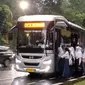 Layanan transportasi umum Biskita Transpakuan menaikkan penumpang di halte pemberhentian bus di kawasan Kota Bogor, Jawa Barat, Senin (14/11/2022). Biskita Transpakuan beroperasi sejak Oktober 2021 secara gratis di 6 koridor. (Liputan6.com/Magang/Aida Nuralifa)