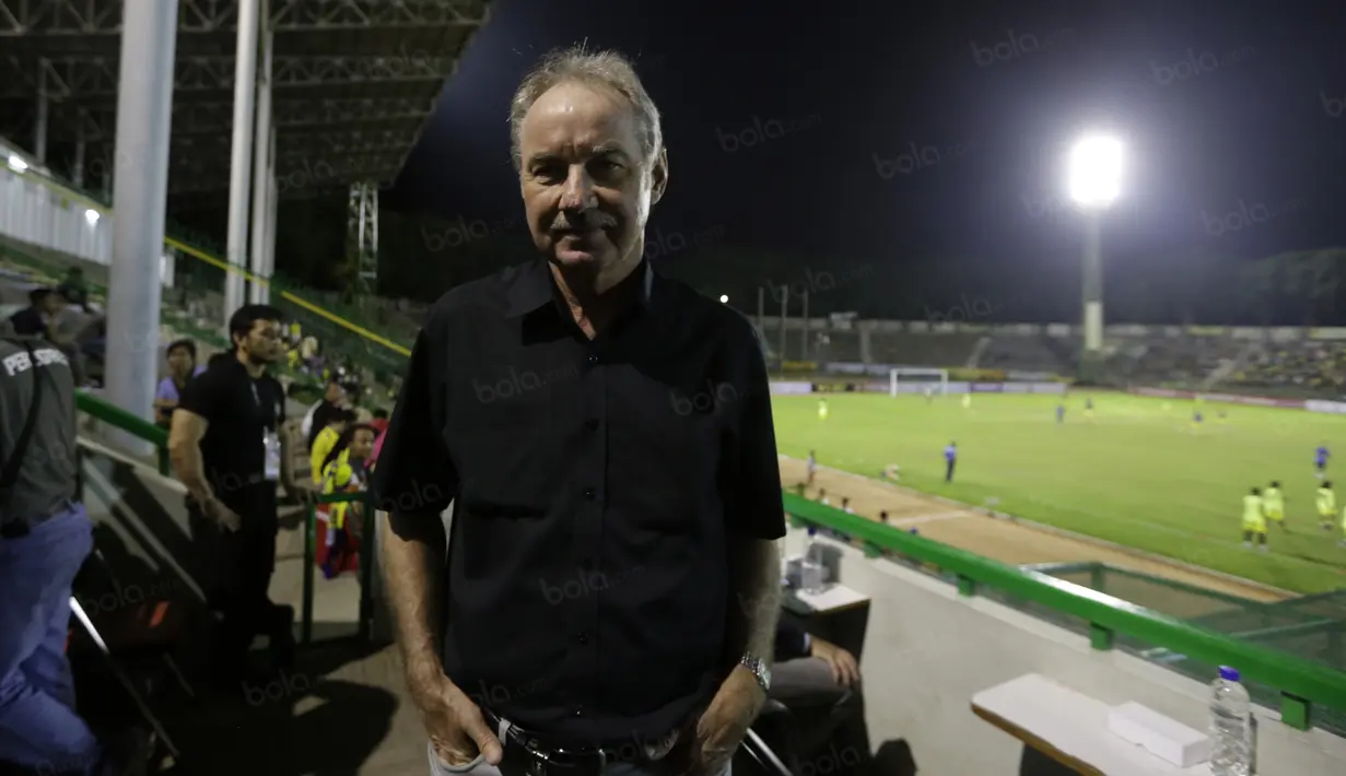 'How Much You Pay Me' kata Alfred Riedl dengan nada bercanda saat foto sesi di Stadion Petrokimia Gresik, Minggu (12/6/2016). (Bola.com/Nicklas Hanoatubun)